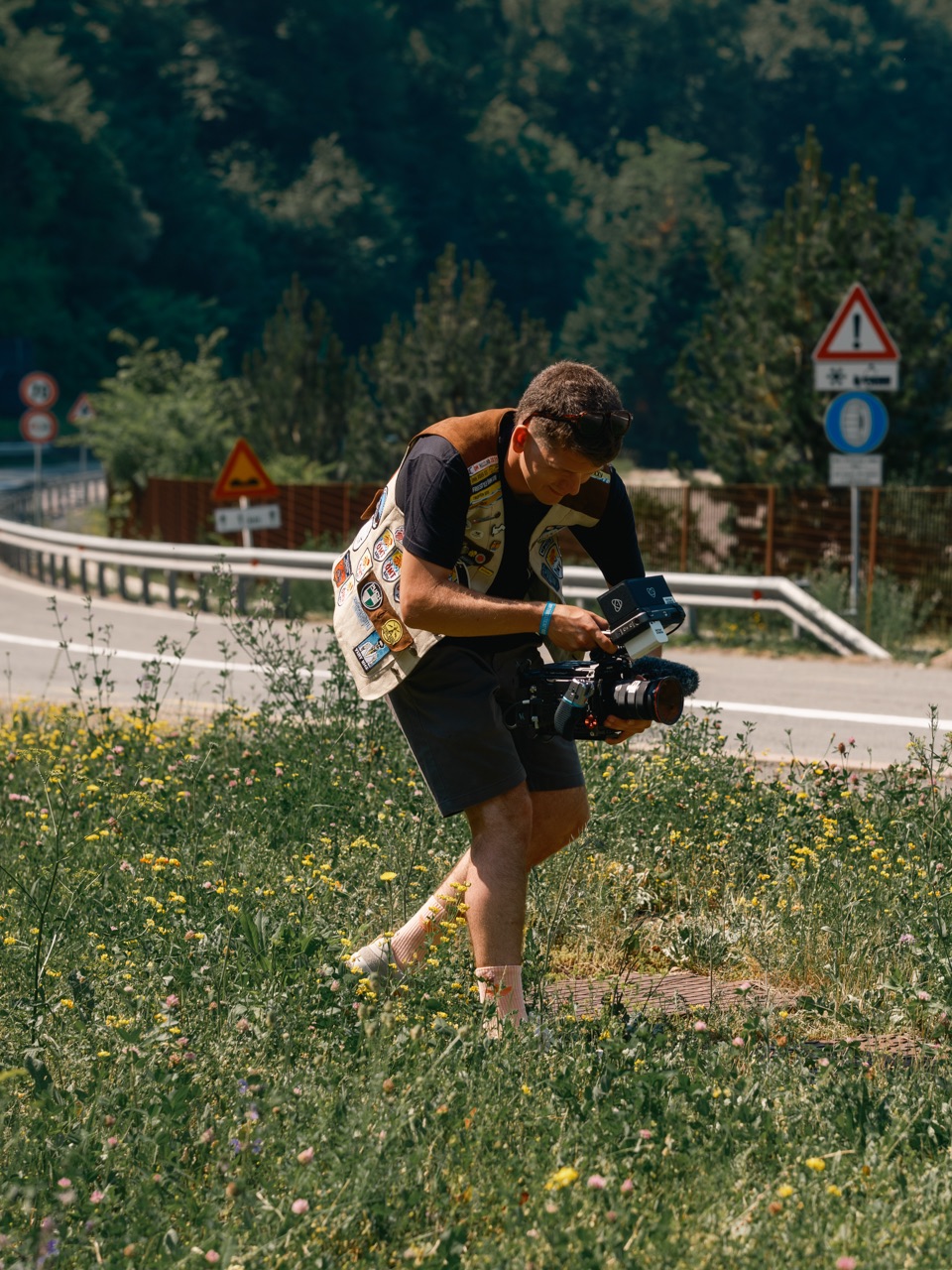 Victor Kneisl beim Dreh mit der Kamera im Ötztal